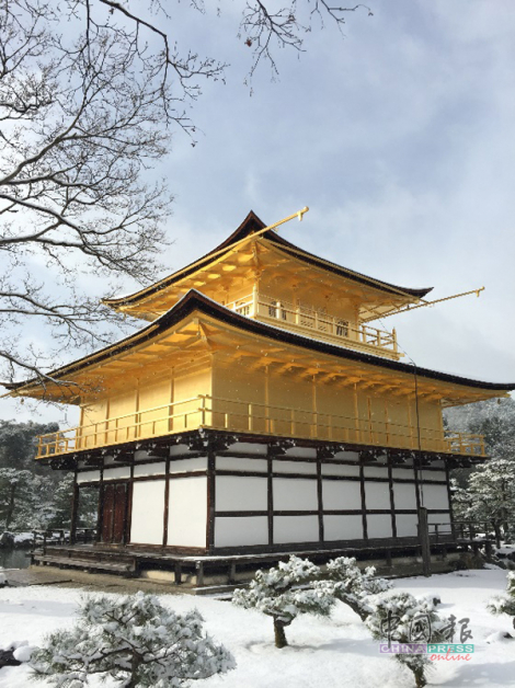 雪中的金阁寺，不论从正面反面，任何角度去欣赏，都是那么耀眼！