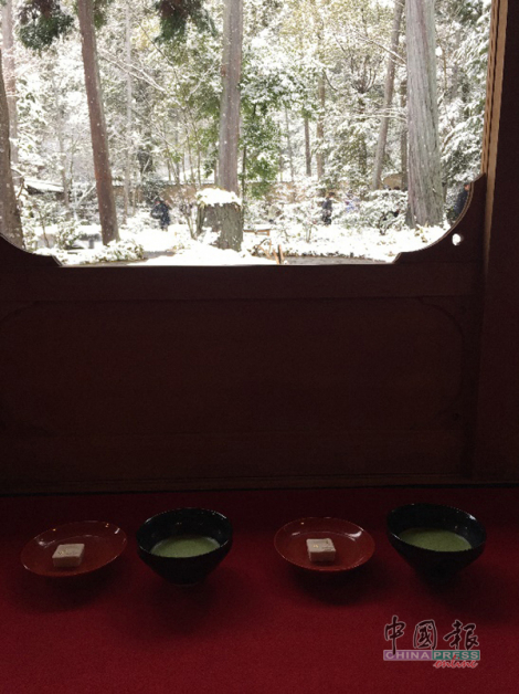 在金阁寺内的茶室喝茶，金箔糕点配抹茶，看着窗外雪景，非常有意境，值得了！