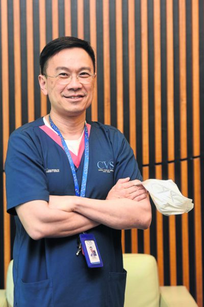 陈汉华医生（Dr. Lawrence Chan Hon Wah）：胸痛症状的后果可大可小，尤其是突如其来发作、持续超过10至15分钟仍然没有好转，或是伴随头昏、恶心呕吐、冒汗、呼吸困难等症状的胸痛更要争分夺秒及时就医！