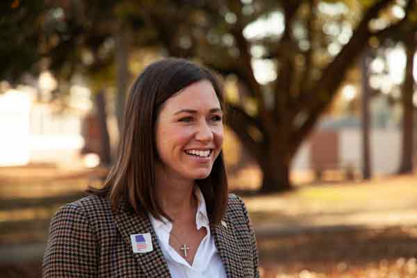 阿拉巴马州参议员当选人共和党籍的布里特（Katie Britt）。