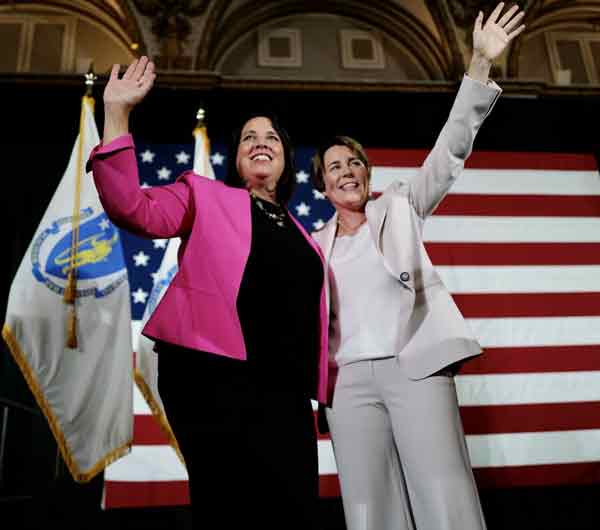 竞选麻州州长的民主党希利（右），成为美国史上第一位公开出柜的女同志州长。
