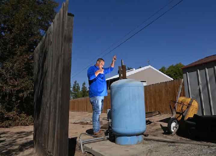 加州一家民居后院的蓄水桶。