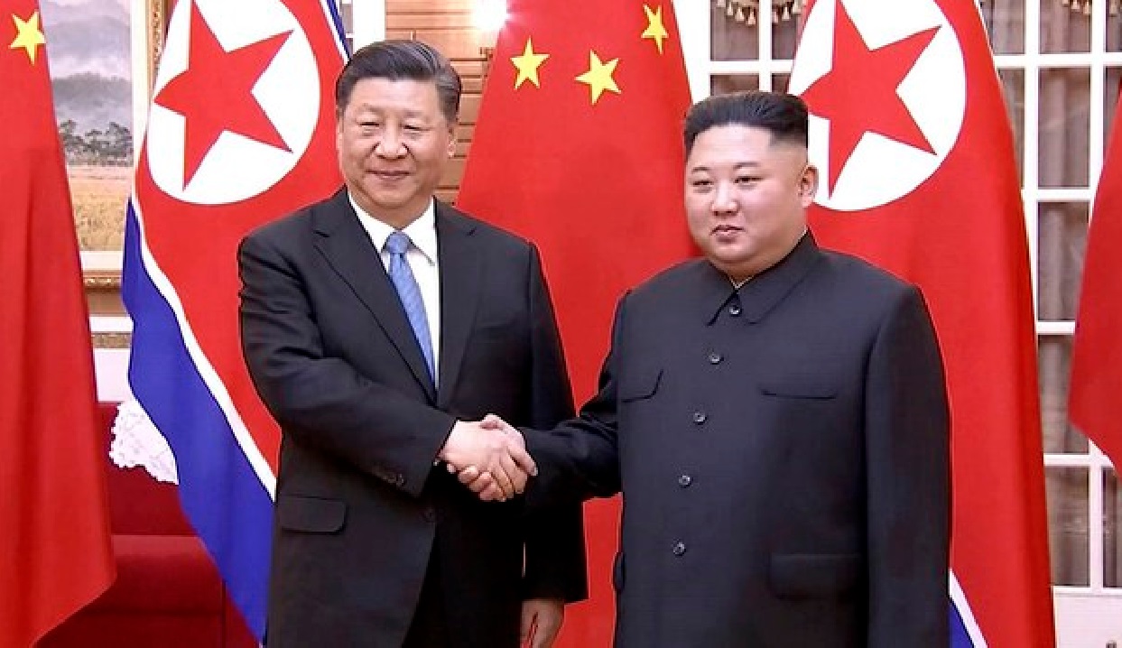 中国国家主席习近平（左）与朝鲜最高领袖金正恩，2019年6月20日在平壤会晤。习近平当时是应金正恩邀请，对朝鲜进行两日国事访问。