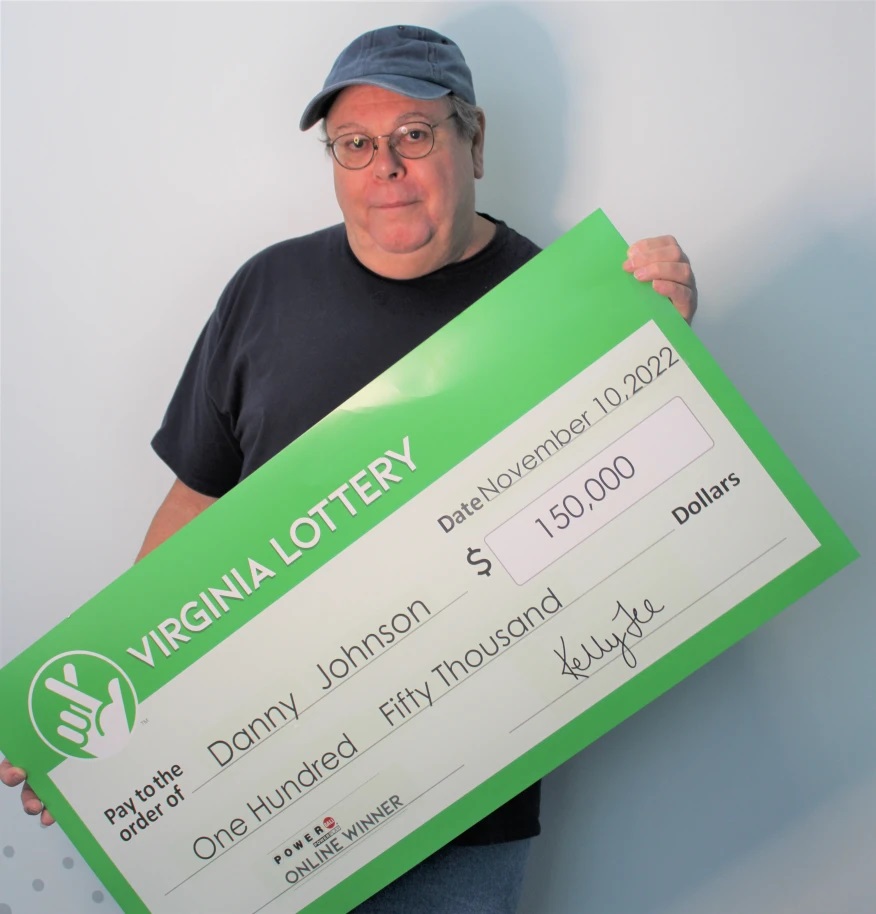 约翰逊展示彩券奖金支票。