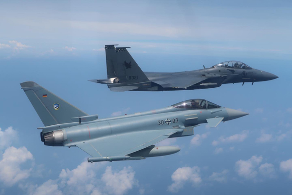 德国空军“欧洲台风战机”与新加坡空军F-15SG战机展开联合训练。