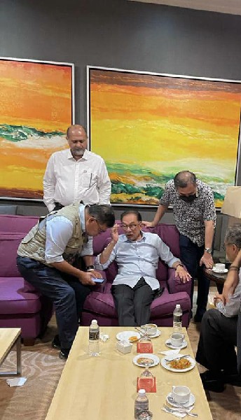 晒安华与扎希合照 赛夫丁纳苏迪安：“保持乐观”