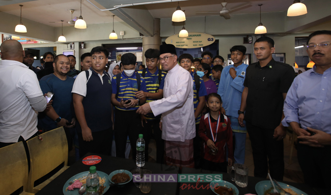 ◤安华任相◢ 民众竞相要求合照 安华美食广场吃午餐