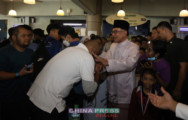 ◤安华任相◢ 民众竞相要求合照 安华美食广场吃午餐