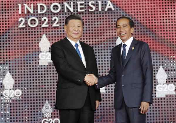 　中国国家主席习近平与印尼总统佐科威，周二出席G20峰会时握手。（法新社）
　