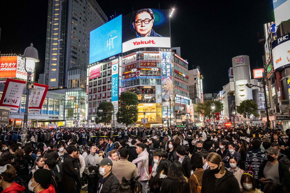民众周一晚涌入东京涩谷区，参加万圣节活动。（法新社）