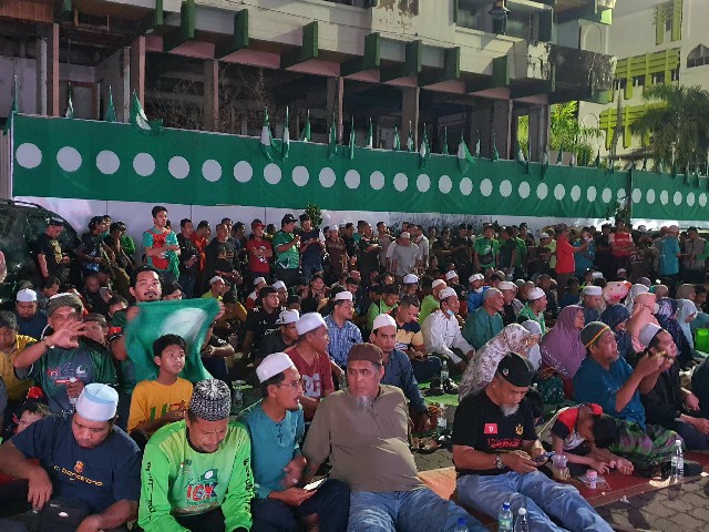约千名伊斯兰党支持者齐集在伊党丹州总部楼下，准备庆功。