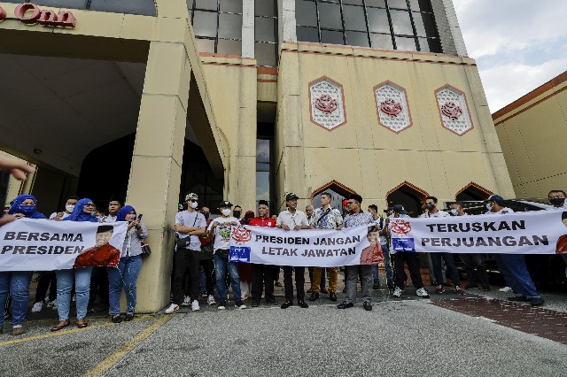 巫统区部领袖聚集在巫统总部高喊口号和拉横幅，以表达对阿末扎的支持。 