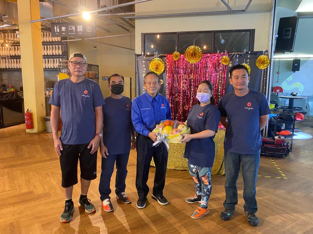 马来西亚机械及车辆零件商彭亨州分会青年团，移交水果礼篮给王荣丰（左3）。