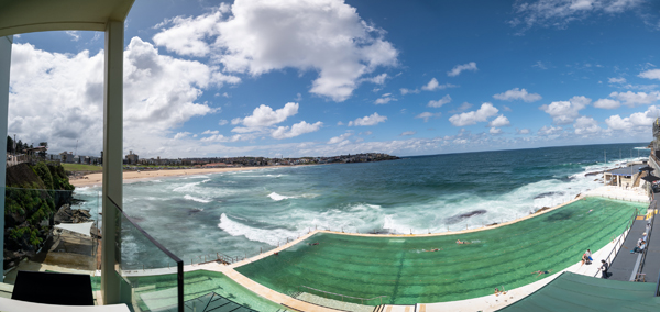 悉尼富人区Bondi海滩：建于1929年的50米长无极限奥林匹克标准泳池，仿佛与滔滔海浪链接一。在此悠游，乐而忘返。