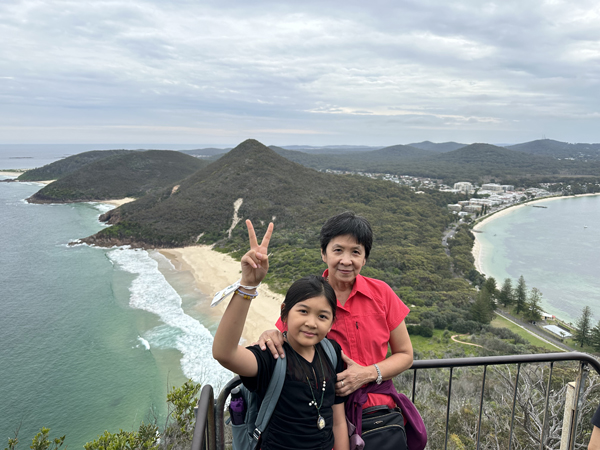 体验旅游包含了徒步远足登山，我们登上了NSW史蒂夫港的Tomaree国家公园，一望无涯！