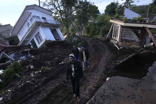 席安约镇不少民房在地震中坍塌。（美联社）