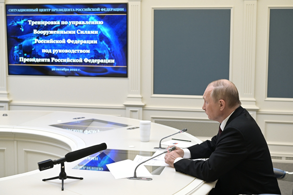 普京在莫斯科，通过视频连线观察俄罗斯战略核武器部队的演习。