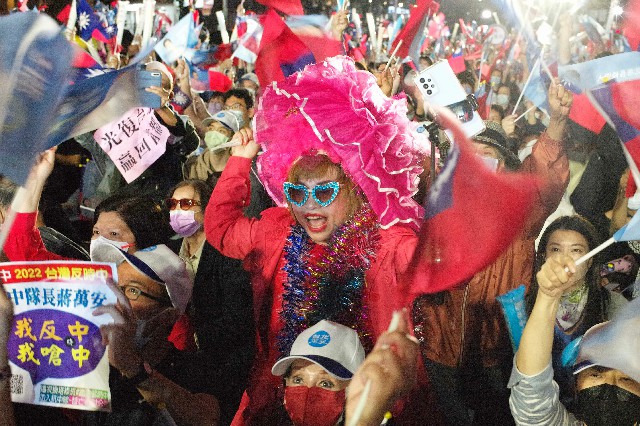 蒋万安的支持者周六在台北观看开票情形，激动兴奋。（法新社）