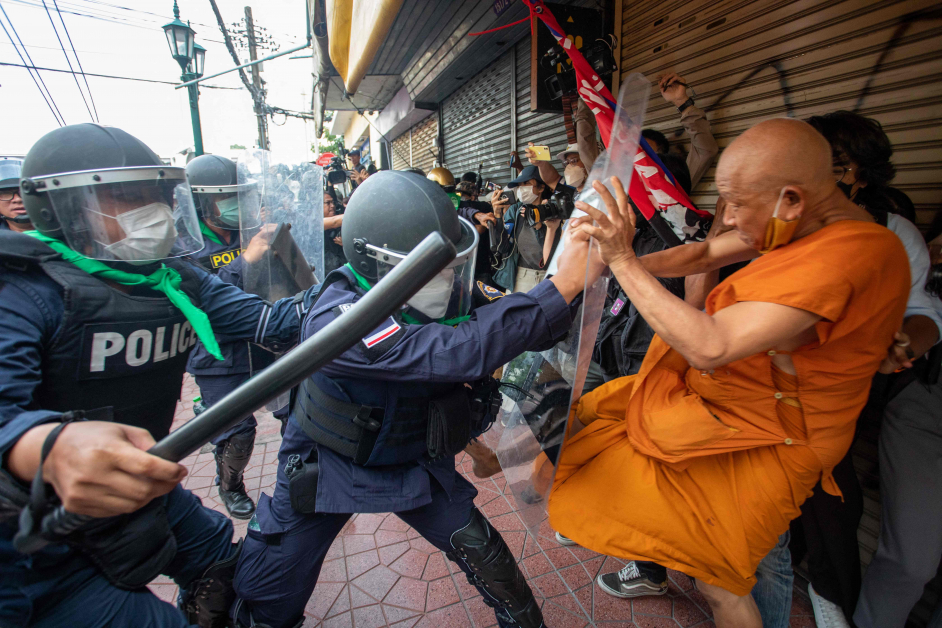 参与示威的一名僧侣和镇暴警察发生肢体冲突，现场气氛紧张。（法新社）