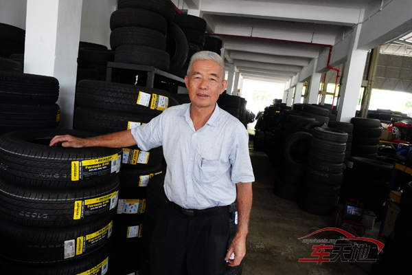▲马来西亚轮胎公会会长郑道，向“车天地”解密轮胎上的密码。
