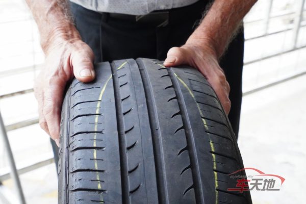 ▲轮胎磨耗标志（TWI，Tire Wear Indicator）表明轮胎胎面磨损已到极限的标志，指向位于胎纹沟的底部，稍稍高于沟底1.6 mm的凸位。