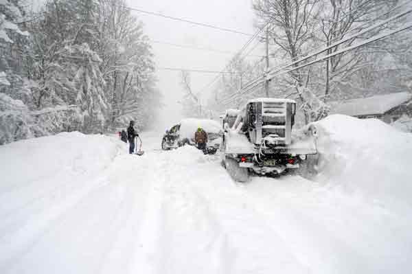纽约州汉堡镇的道路被大雪覆盖。（法新社）