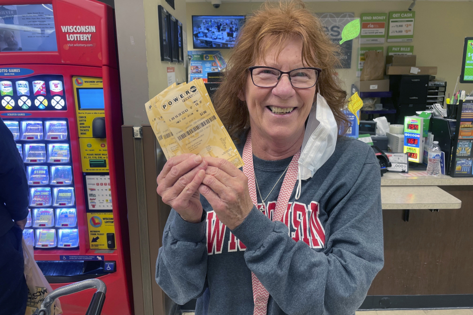 威斯康星州这位73岁女士在麦迪逊的一家商店购买彩票。（美联社）