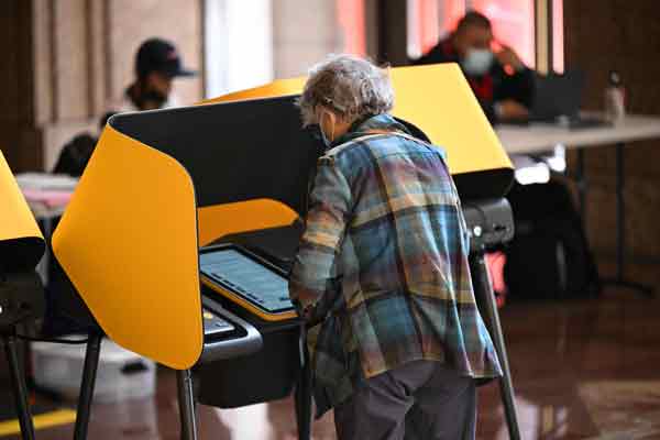 选民周二到洛杉矶一个投票站，为中期选举提前投票。（法新社）