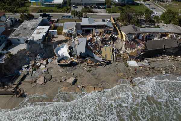 佛州沿岸建筑受损的鸟瞰图。（法新社）