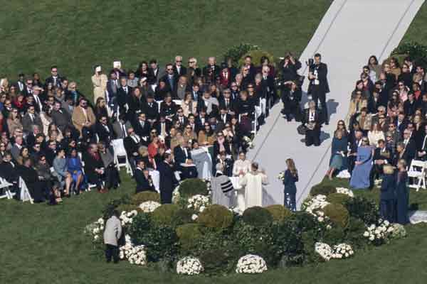 白宫南草坪19日的婚礼场面。（美联社）