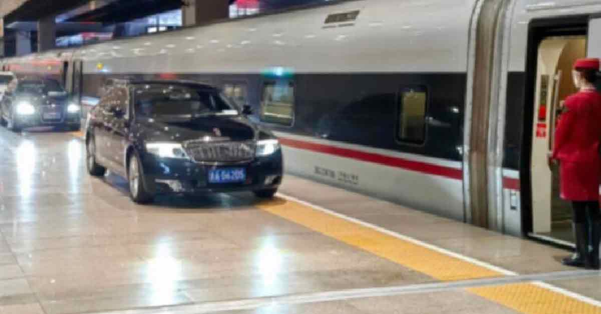 北京南站高铁月台，日前出现3辆黑色轿车。