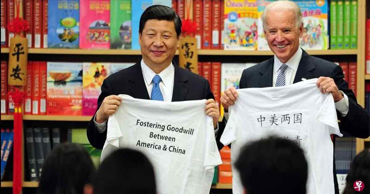 2012年2月17日，当时是美国副总统的拜登（左）和中国国家主席习近平在洛杉矶的一所国际研究学习学校会面。（法新社）
