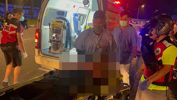 医护人员将其中一名伤者，抬上救护车，送院治疗。