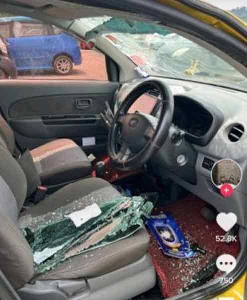 车祸发生后，玻璃碎片布满驾驶座。