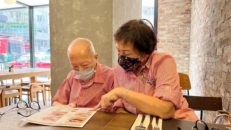 余子明与妻子冯素云（右）结婚48年。（Instagram/@yuchiming1944）