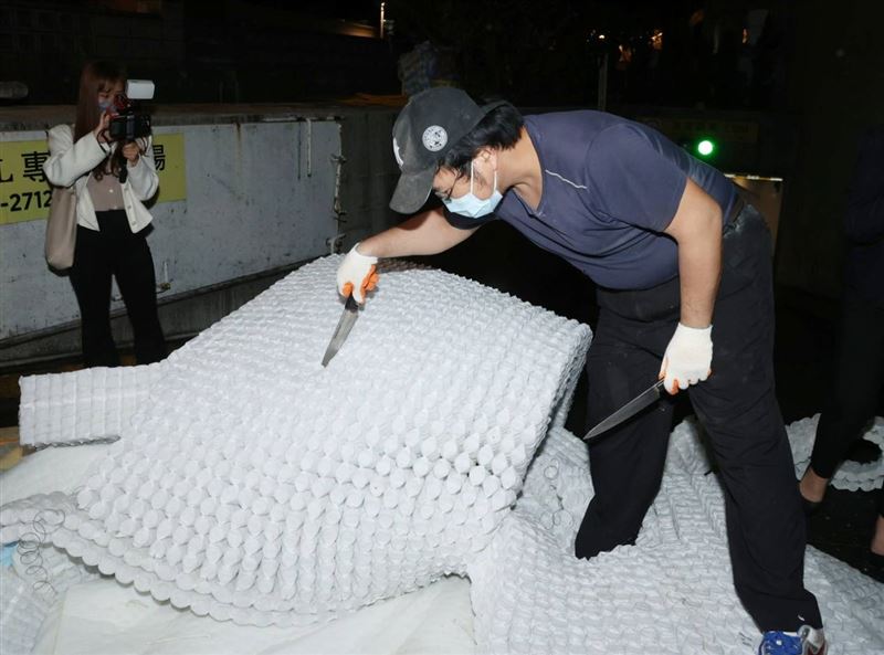 汪小菲号称的“千万床垫”被销毁。