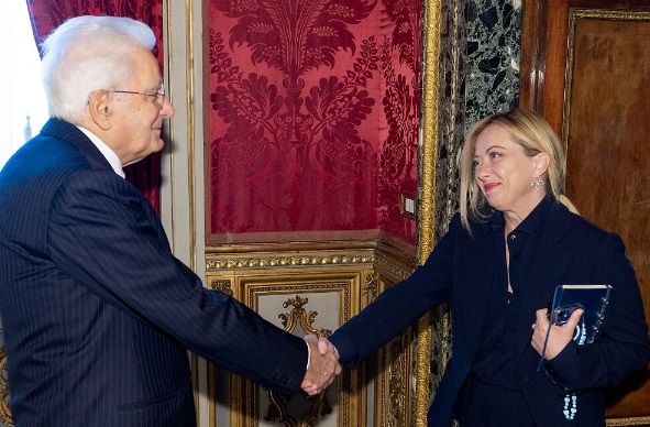 梅洛尼（左）宣誓就任意大利总理后，总统马塔雷拉向她握手祝贺。