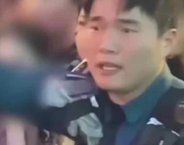 一名韩国警察在踩踏事故发生时，试图用尽力气要群众回头，阻止民众再往前进，令人动容。