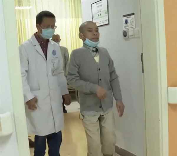 经历5次大手术后，张建强终于站起来走出病房。