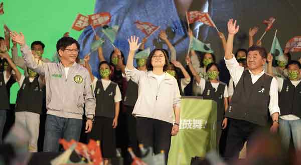 民进党造势晚会周六晚在凯达格兰大道举行，蔡英文（中）与台北市长候选人陈时中（右）、新北市长候选人林佳龙（左）于活动尾声一起登台。（中央社）