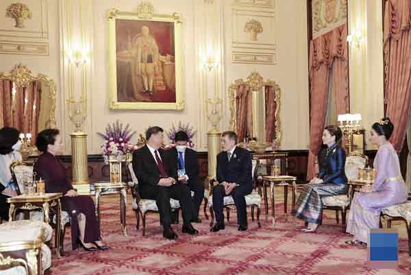 习近平（中左）和彭丽媛，周五晚在曼谷大王宫会见泰王（中右）和王后。（新华社）