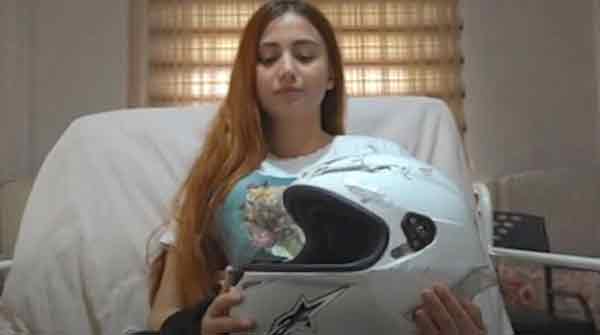 阿斯利发生车祸后，住进加护病房20天。她庆幸祖母给她钱买头盔，救了她一命。