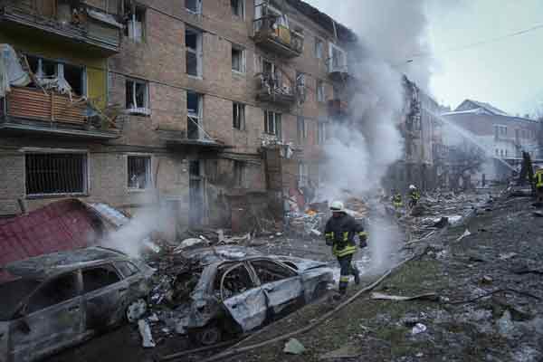 基辅周边地区遭受俄罗斯导弹袭击，摧毁房屋。（美联社）