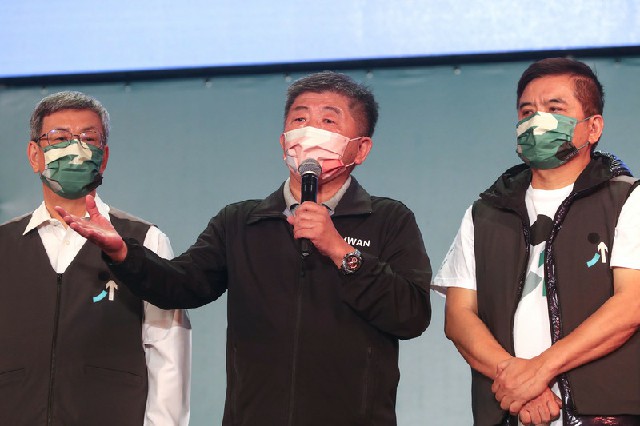 民进党台北市长候选人陈时中（中）周五晚间在竞总外自行宣布败选。（中央社）
