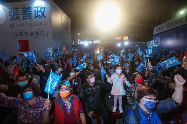 张善政的支持群众热情挥舞旗帜。(中央社)