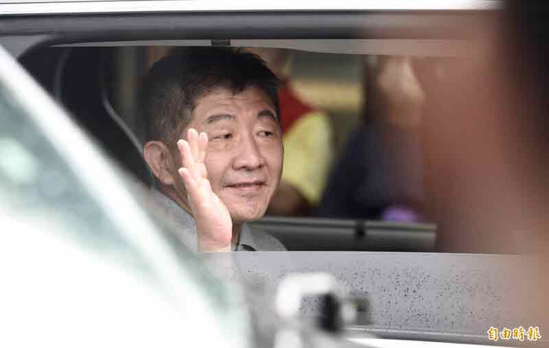 陈时中周六一早投票后搭车离去时，面对媒体神情轻松。 