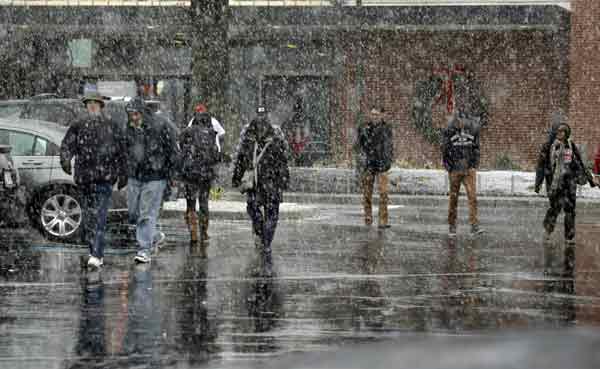 美国逾4000航班因受暴风雨影响延迟起飞。图为26日马里兰州持续降雪。