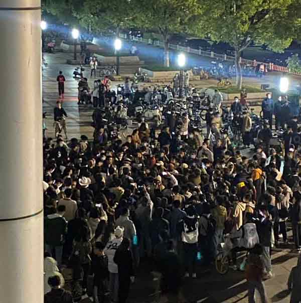 浙江大学学生们聚集抗议。