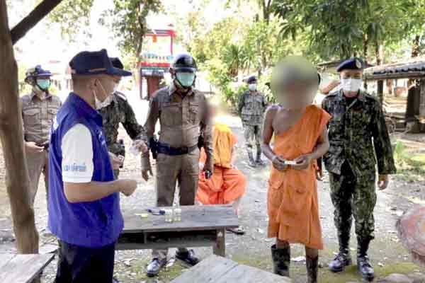 桑藩区一座佛寺的僧侣，周一接受毒品检测。