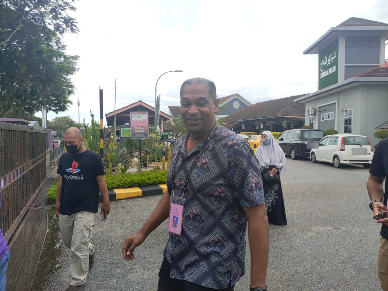 拉马南离开投票中心前，不忘和记者微笑问好。